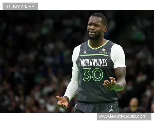 兰德尔三节豪取三双表现出色但失误频繁影响球队表现