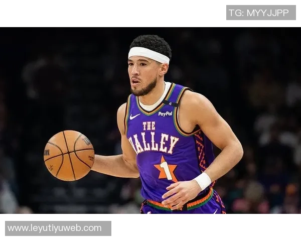 布克半场表现出色11投5中斩获17分4助攻三分球命中率高达667