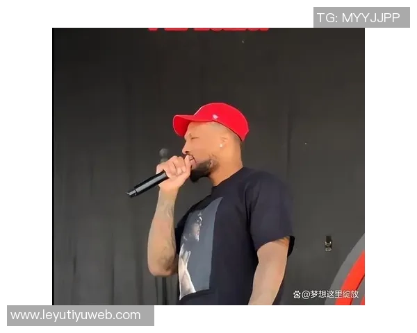 开拓者社区活动精彩瞬间杨瀚森与利拉德亲密互动回馈球迷